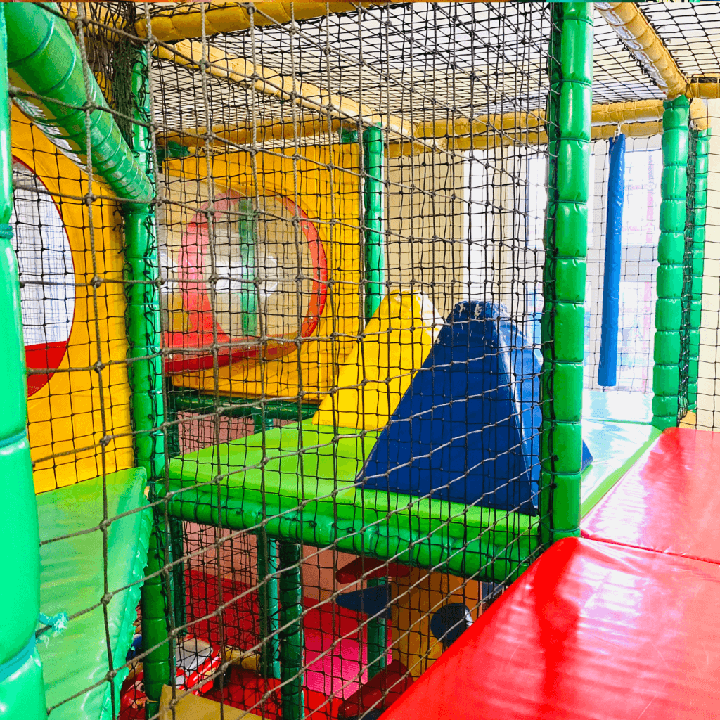 Indoorspielplatz mit Kletterteil