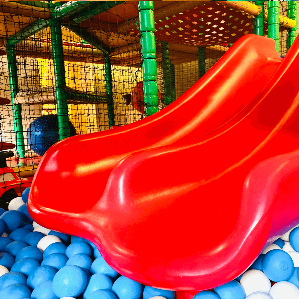 Indoorspielplatz mit Rutsche