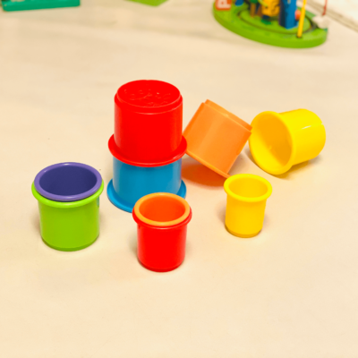 Turm-Spielzeug im Kindercafe Spielzimmer