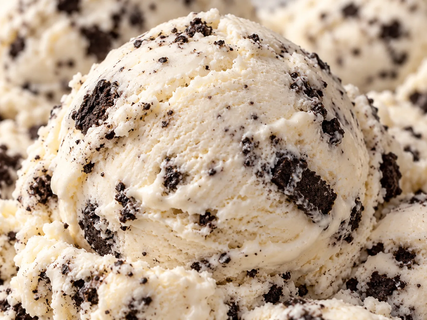 Cookies-Eis mit dunklen Keksstückchen