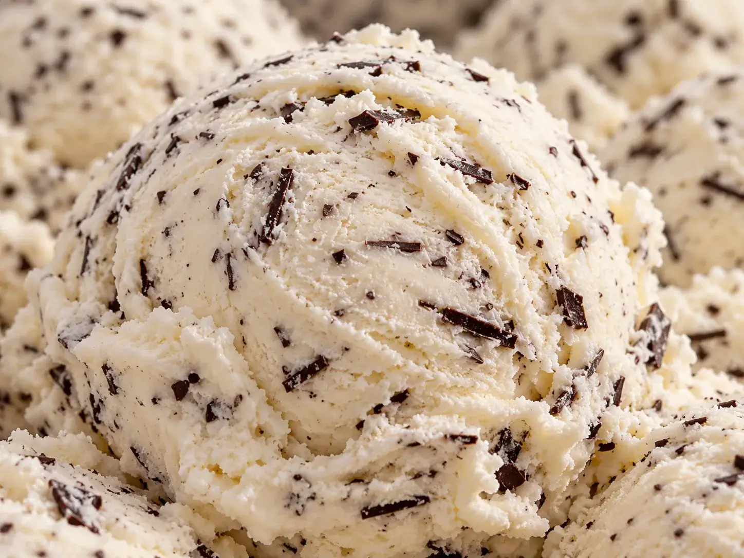 Stracciatella-Eis mit dunklen Schokoladensplittern