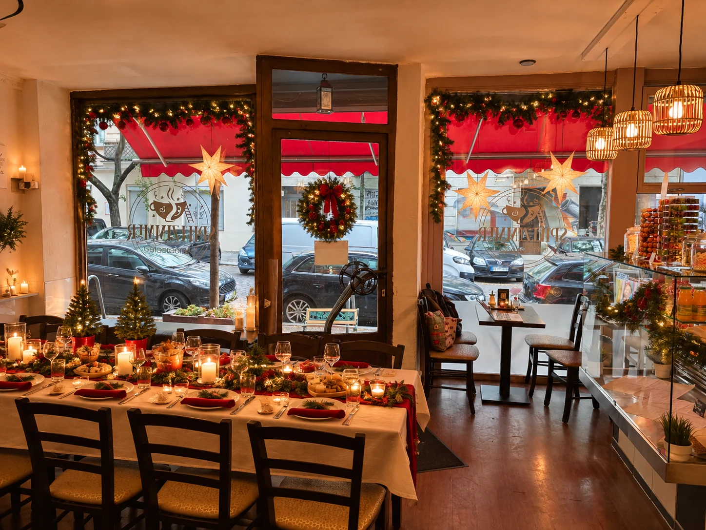 Festlich gedeckter Tisch mit Weihnachtsessen in der exklusiv mietbaren Weihnachtsfeier-Location Spielzimmer