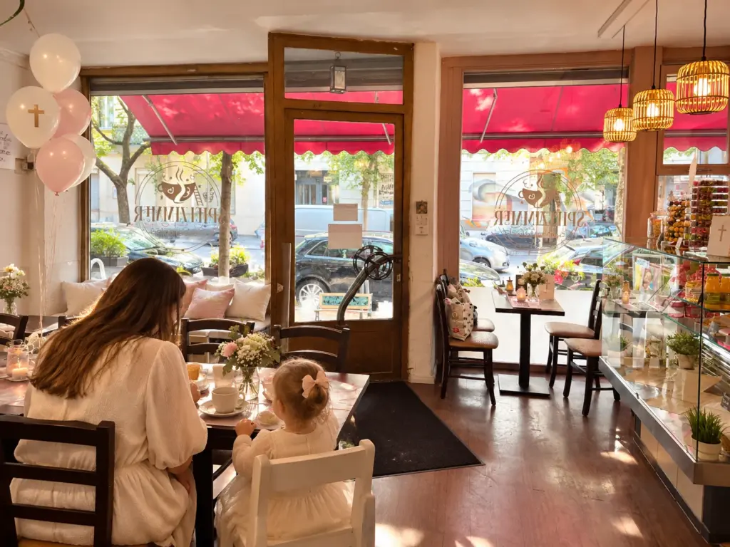 Festlich gedeckter Tisch für eine private Tauffeier im Kindercafé Spielzimmer in Berlin-Prenzlauer Berg