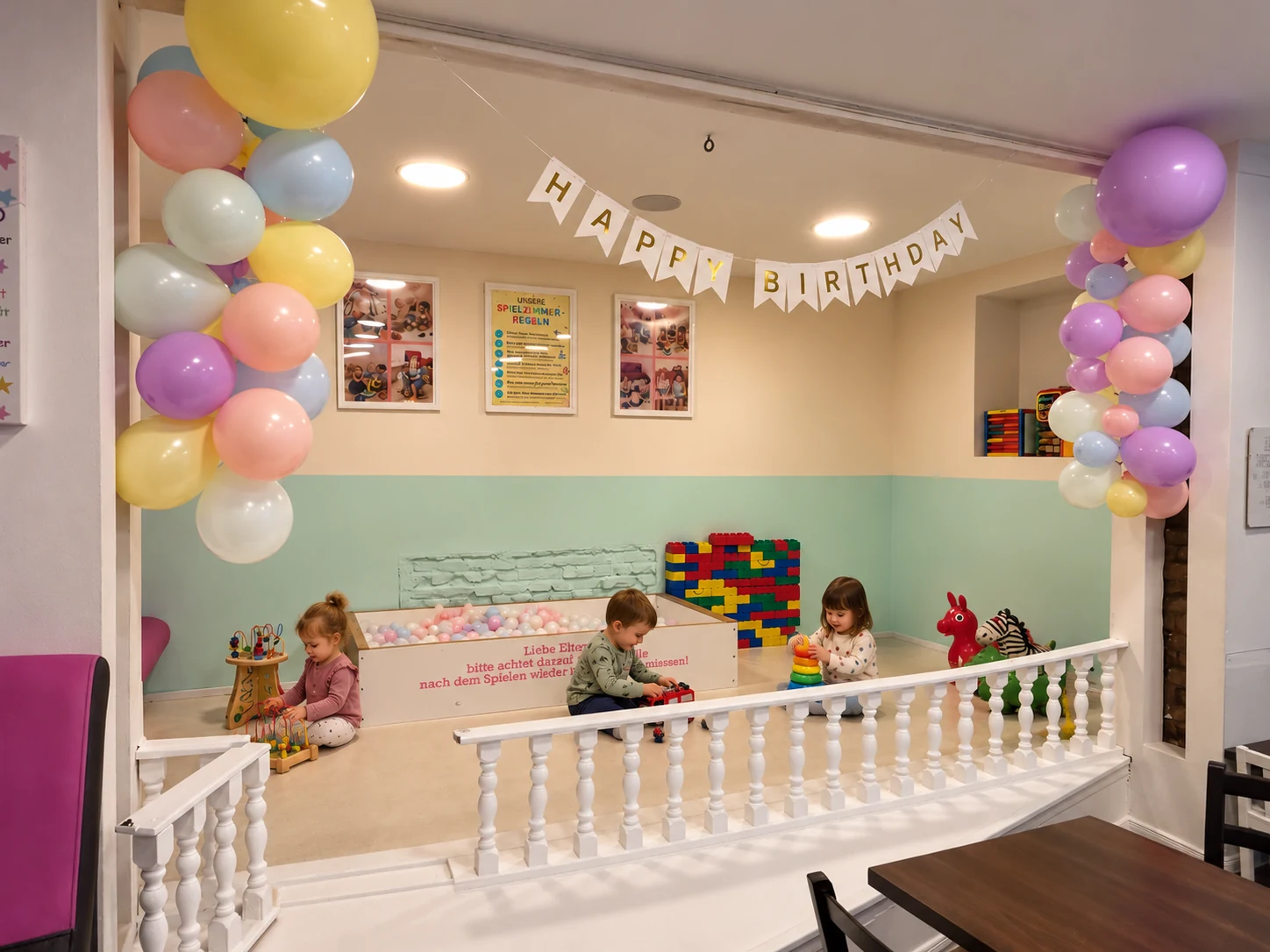 Drei Kleinkinder spielen mit altersgerechtem Spielzeug im Kindercafé Spielzimmer in Berlin-Prenzlauer Berg