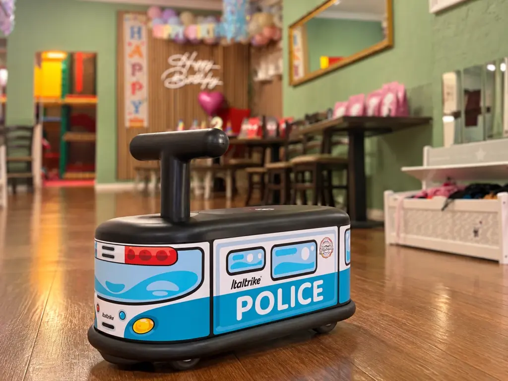Blau-weißes Polizei-Rutschauto im Spielbereich des Kindercafés Spielzimmer in Prenzlauer Berg.